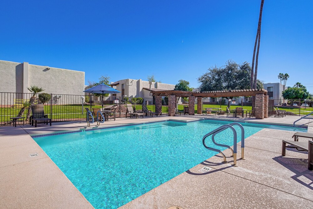 3 Mi to Camelback Mtn! Snowbird Escape w/ Pool