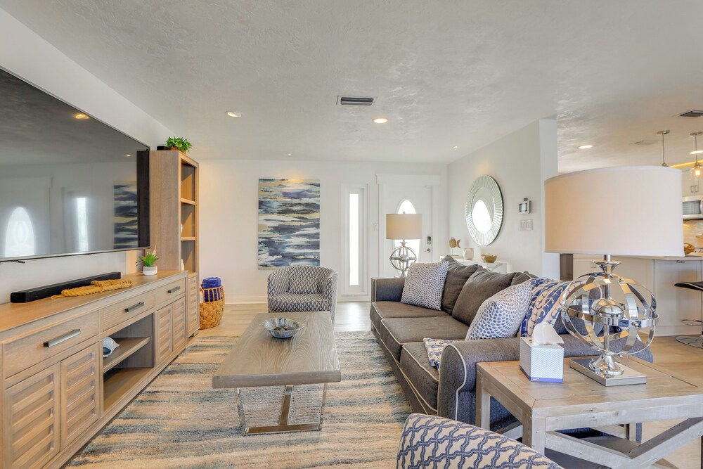 Canal-front Haven: Pool, Dock & Lanai in Palmetto
