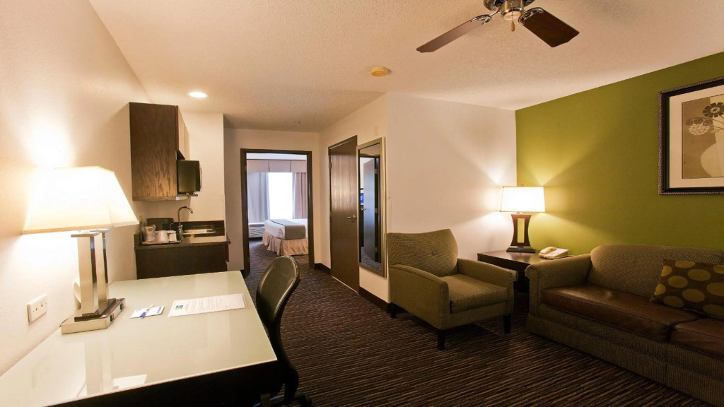 Holiday Inn Express & Suites Chicago Deerfield Lincolnshire by IHG