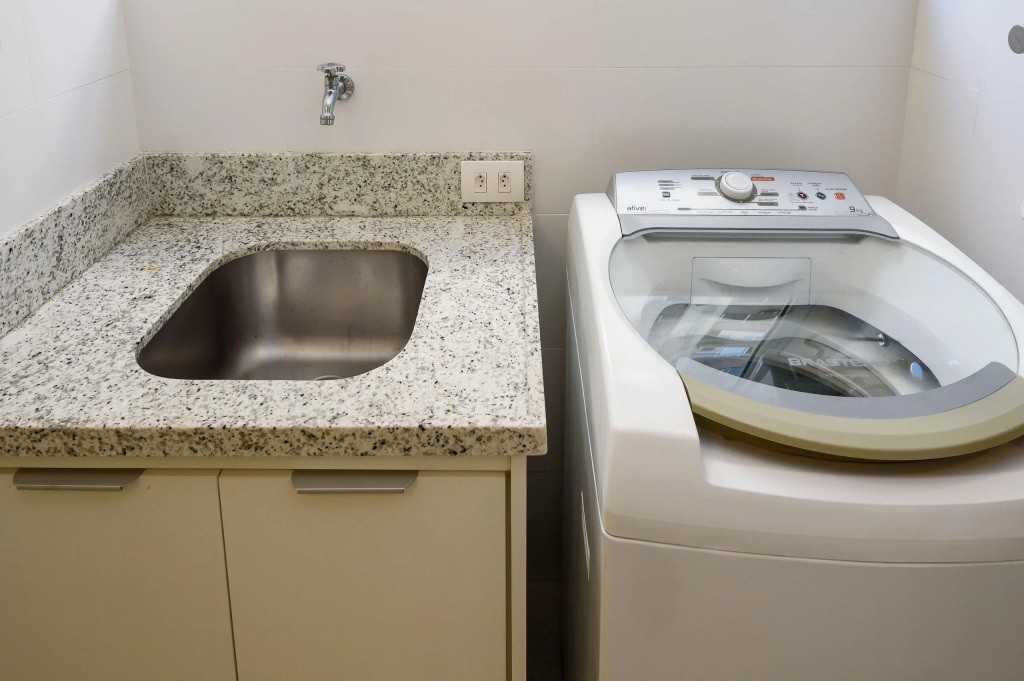 Apartamento No Leblon Com 3 Quartos | Gbc 260/301