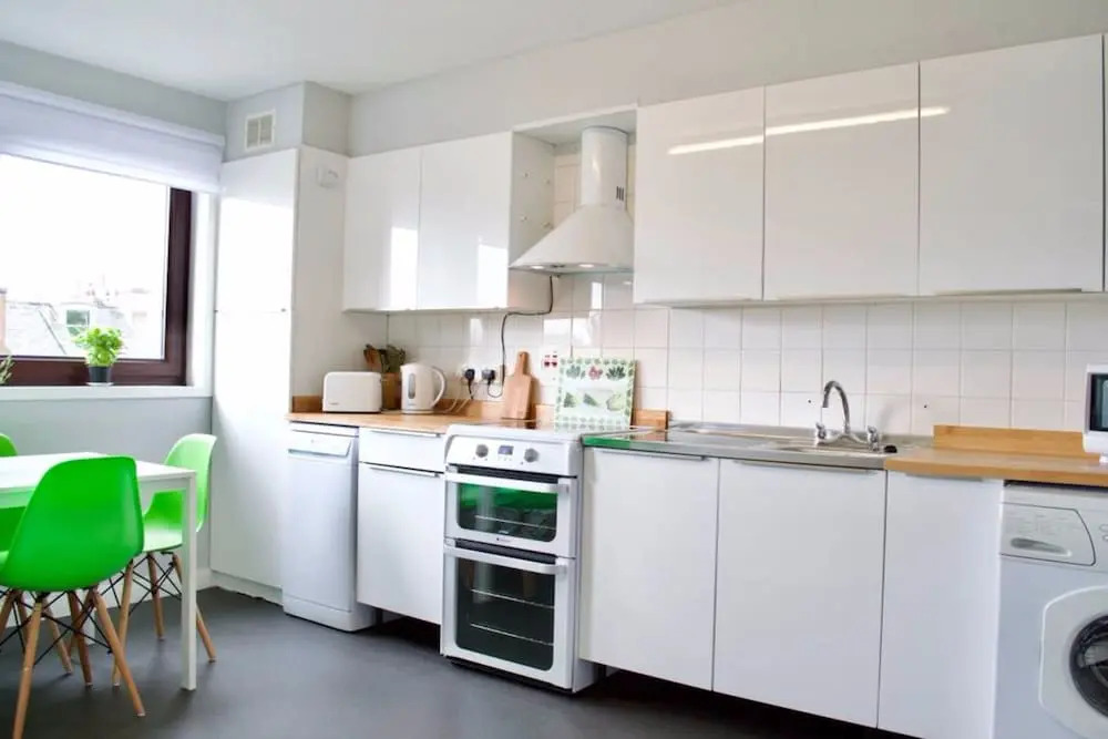 3 Bedroom Flat With Free Parking Sleeps 6