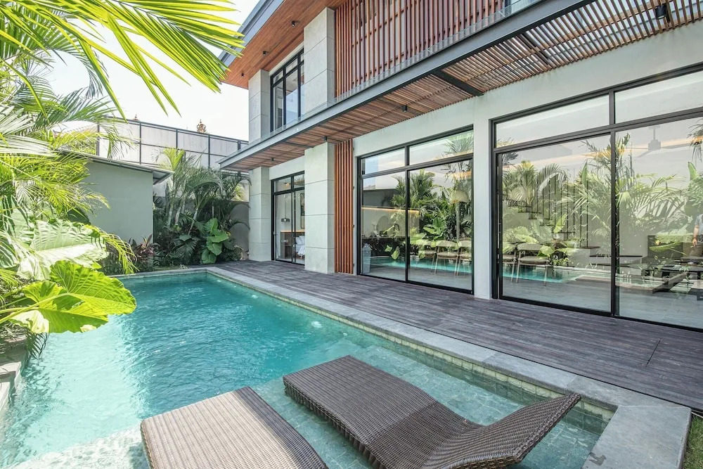 Tropical Elegance 5BR Canggu Villa Near Beach