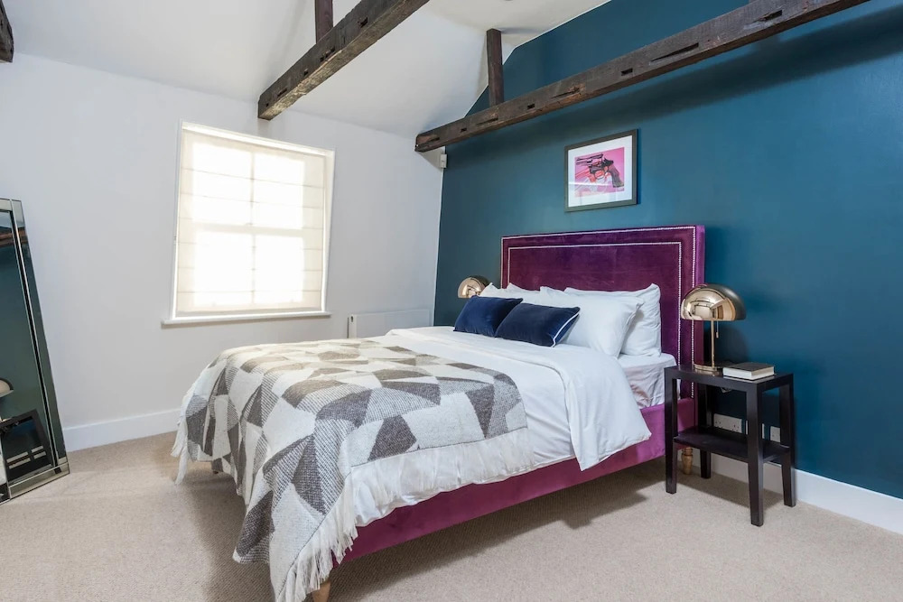 Bright Mayfair Suites by Sonder