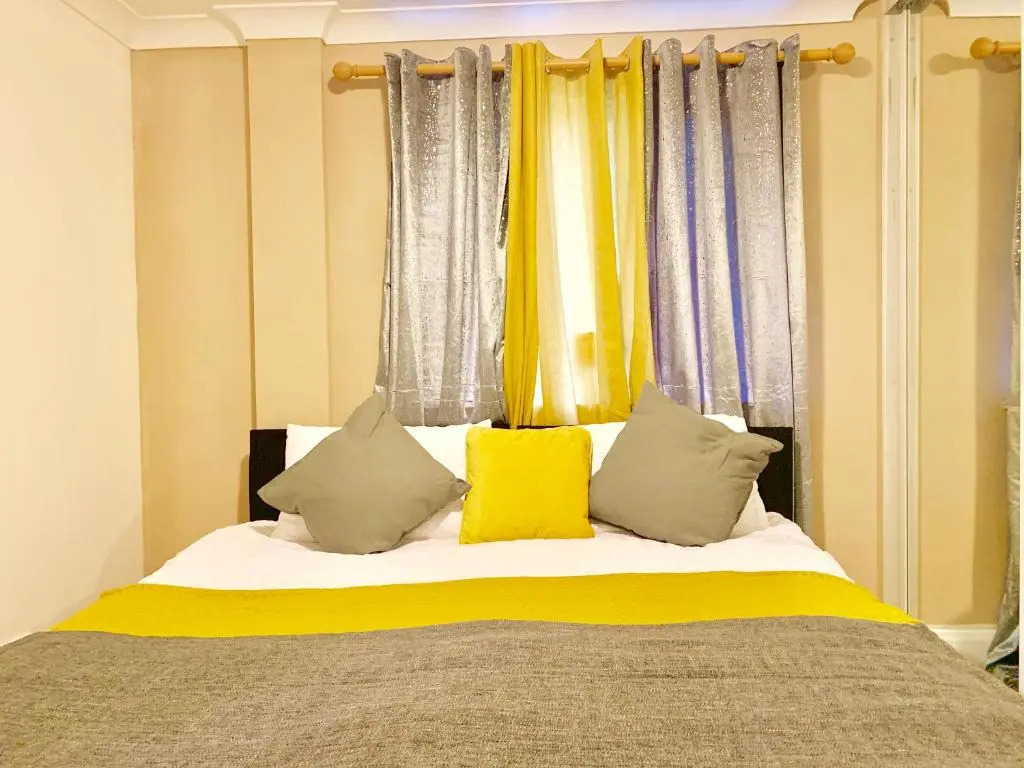 2 Bedrooms Modern Central London Apartment, Full Kitchen, 5 minutes Tube Station