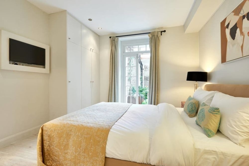 3bed, 2bath Kensington Flat W/garden 1min to Tube