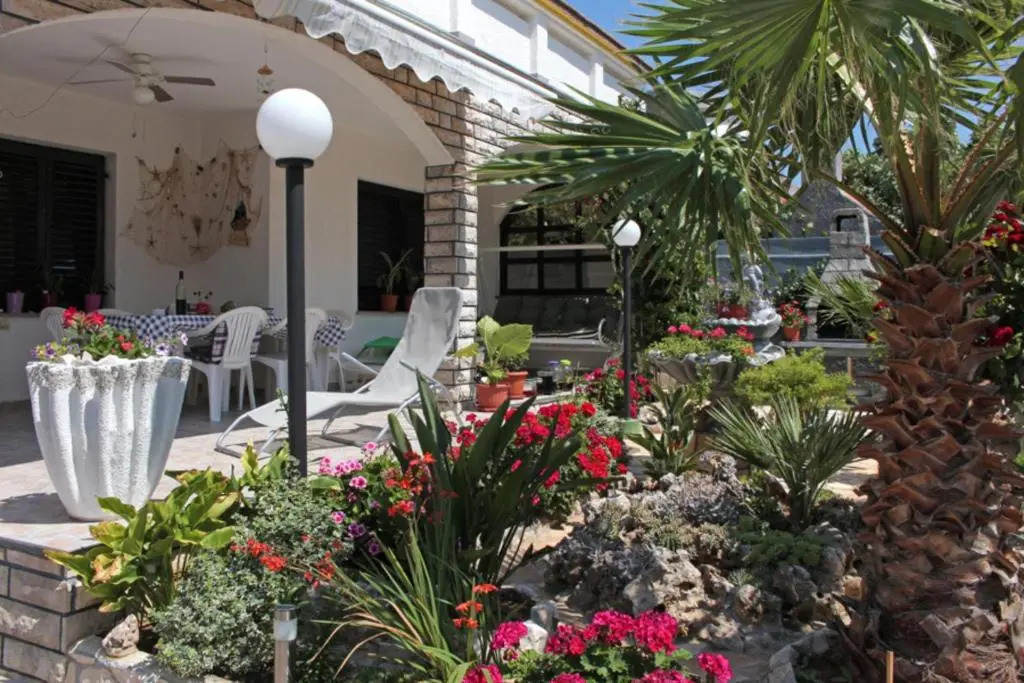 Apartment with a balcony and sea view - santek - AE1097