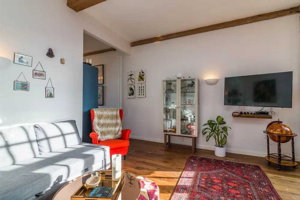 Apartment 86