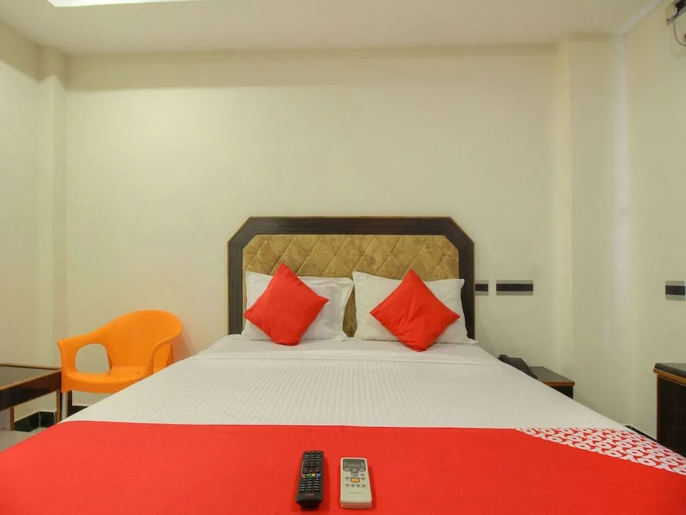 OYO 15948 Hotel Srees