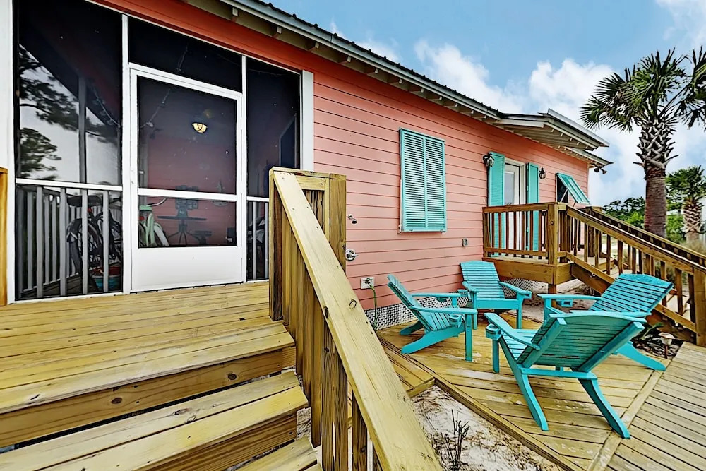 Stylish Beach W/ 2 Pools & Screened Deck 3 Bedroom Cottage