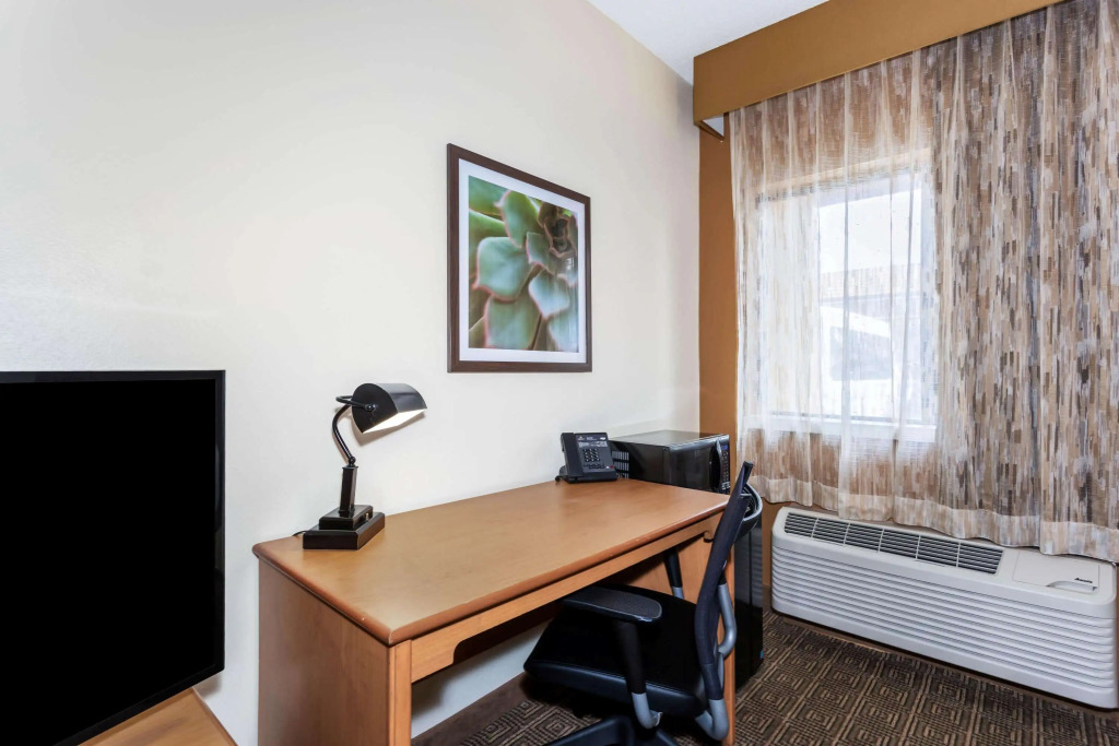 Отель Baymont by Wyndham Orlando South