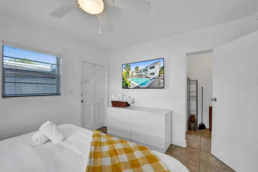 Lovely 1- Bedroom Rental Unit With Pool