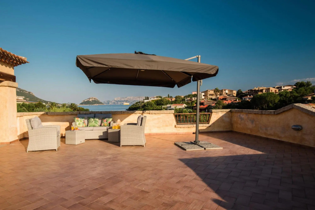 It has 3 bedrooms ( two double and one with two single beds ), two bathrooms, living room, kitchen,-PERLACEA 34