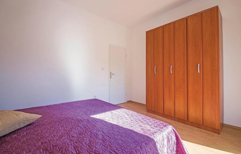 Beautiful Home in Grscica With Wifi and 2 Bedrooms