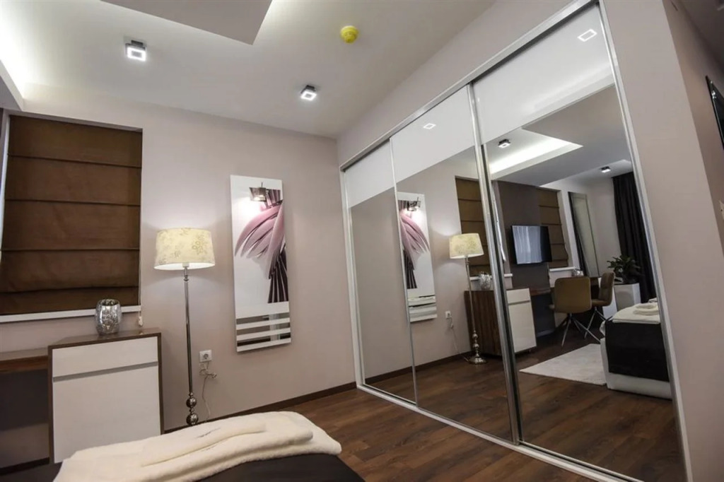 Hotel Mirror