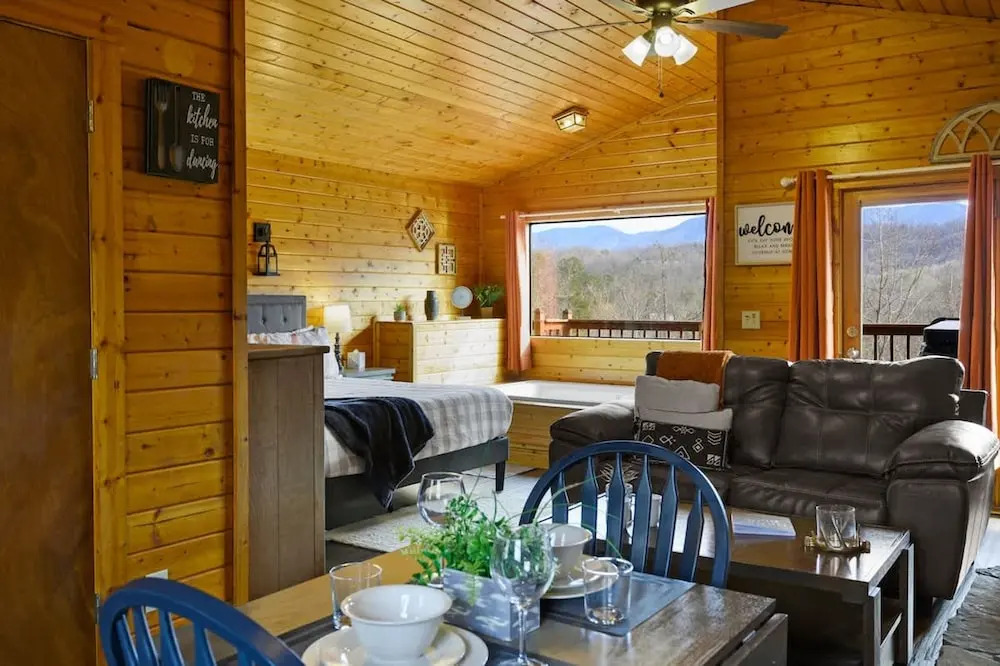 Great View Location Studio Log Cabin Hot Tub