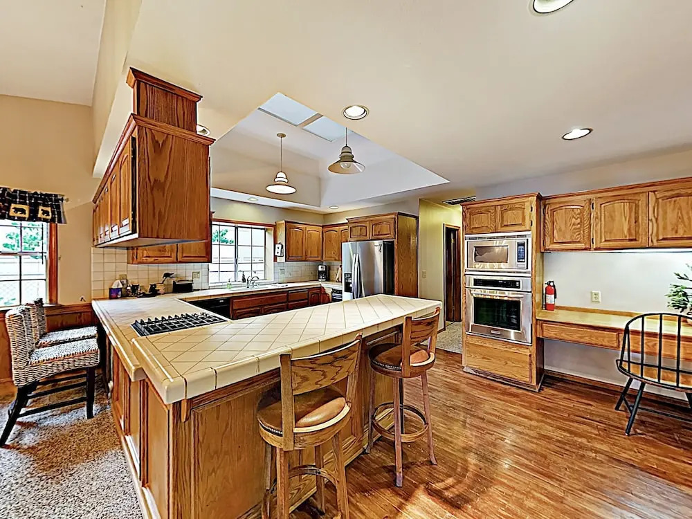 Custom W/ Hot Tub & Garage 4 Bedroom Home