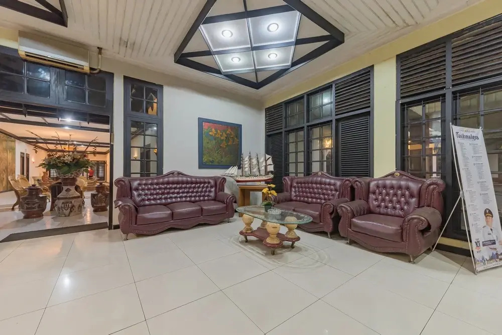 Urbanview Hotel Crown Tasikmalaya by RedDoorz