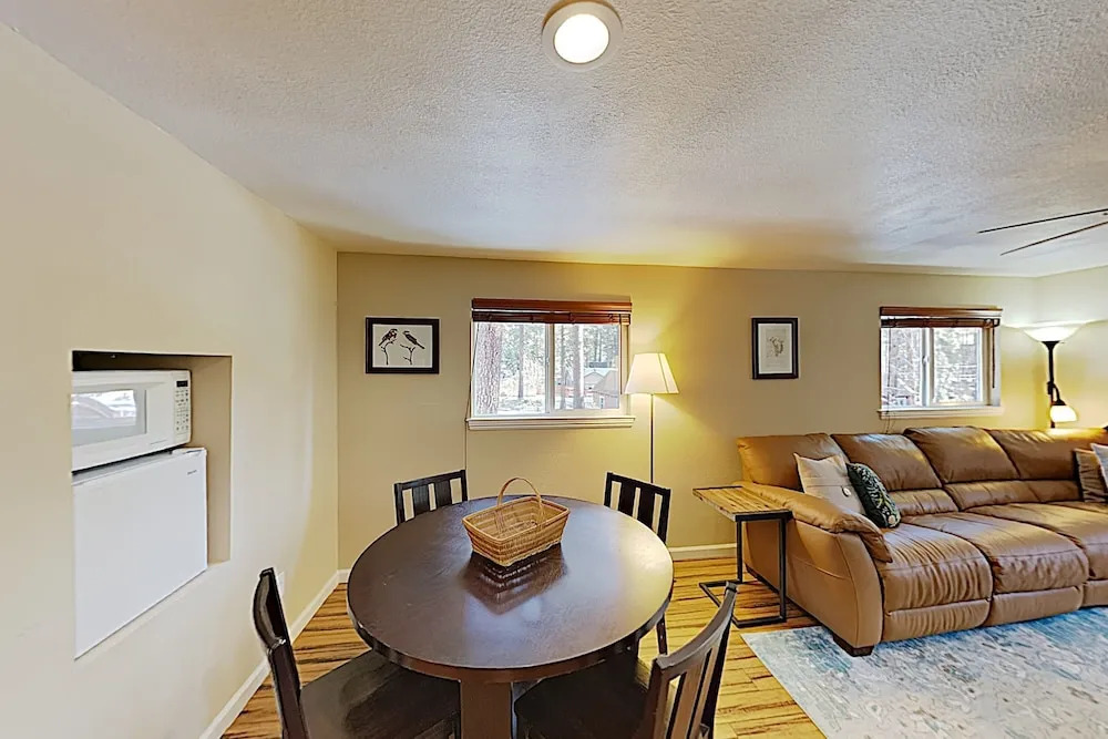 All-season Getaway - Serene Backyard W/ Hot Tub! 5 Bedroom Home