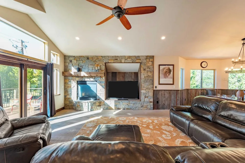 10mins to Lake Hot Tub, Game Room, Forest Views Meyers Meadow by Avantstay