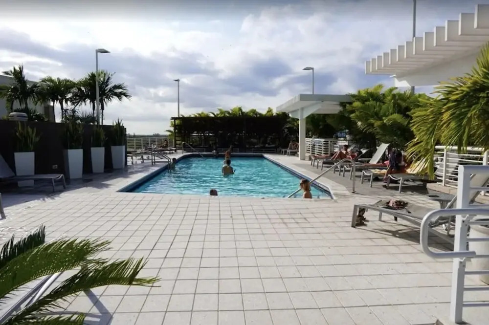 Miami Midblock Condo - City Views, Pool & Balcony