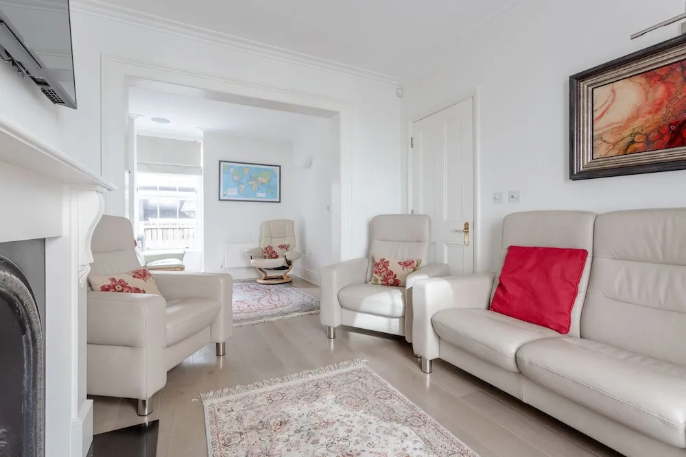Lovely 4 Bedroom, 3 Storey East London House With Garden