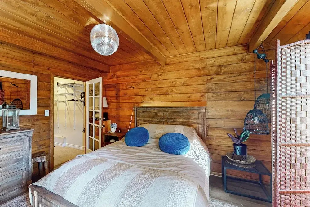 Relaxing Retreat w/ Deck, 1 Mi to Lake Arrowhead!