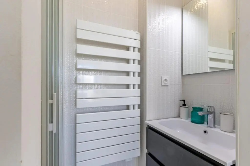 Modern apt with BALCONY at 1mn walk from the BEACH