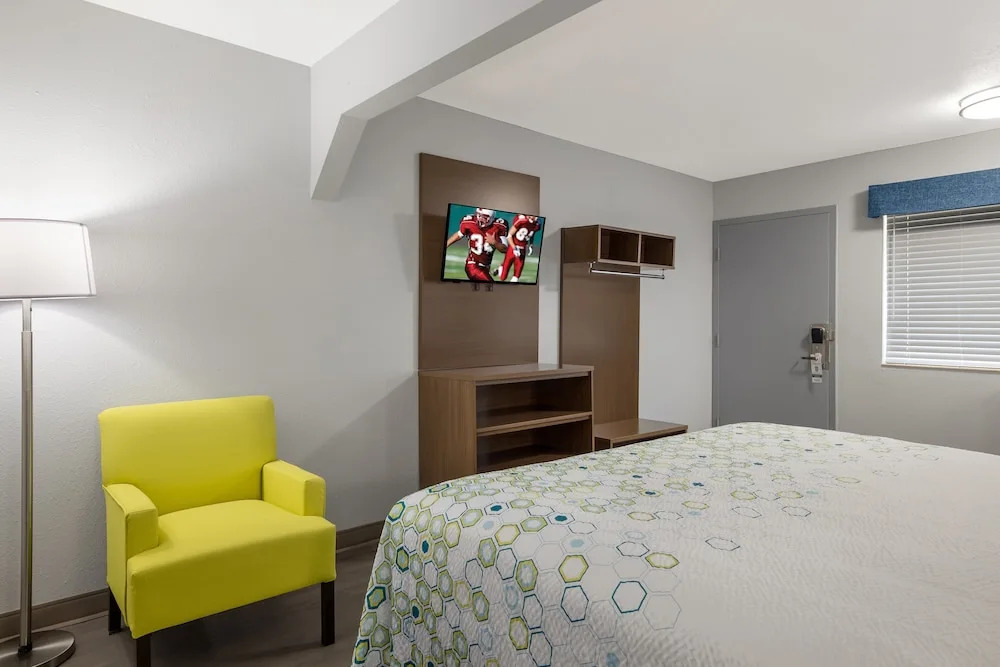 Motel 6 Orange