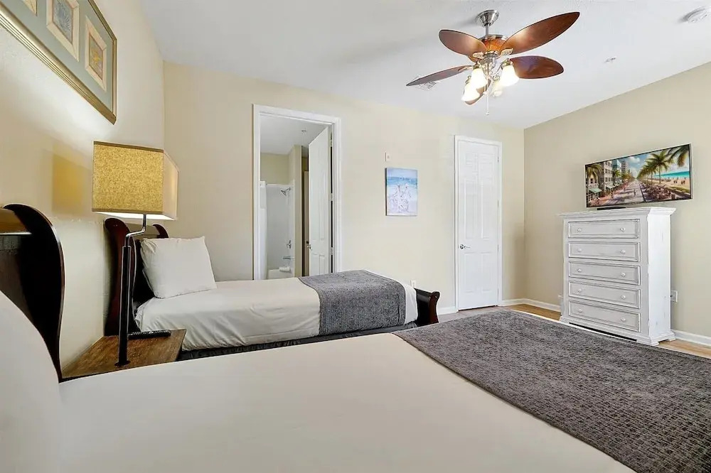 Gorgeous 3 Bed Lakeview, Vista Cay - 1010