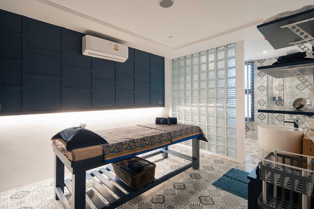 Tropical Sea View Suite B608 at Citygate
