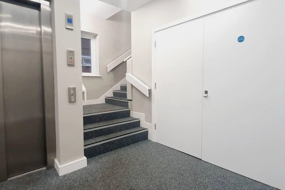 1braptmt W/king BED 4guests Embankmnt Parkg Wifi