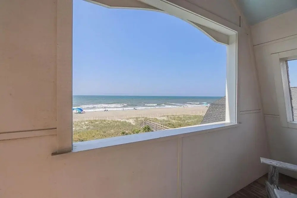 Shining Sea 5 Bedroom Home by RedAwning