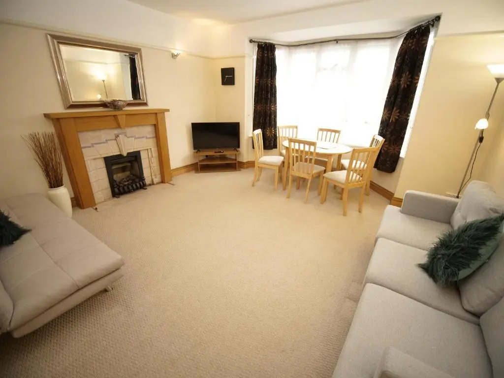 Town Centre Apartment Sleeps 9