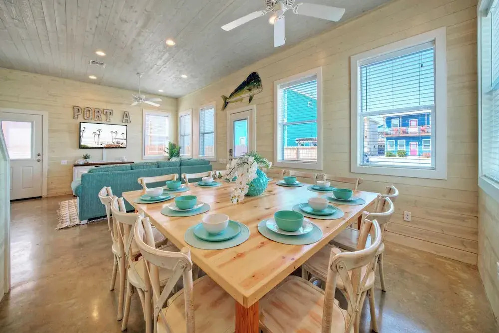 Sleeps 24, 2 Homes Pool, Backyard Tiki Bar, Fire Pit, Cornhole Walk to Beach
