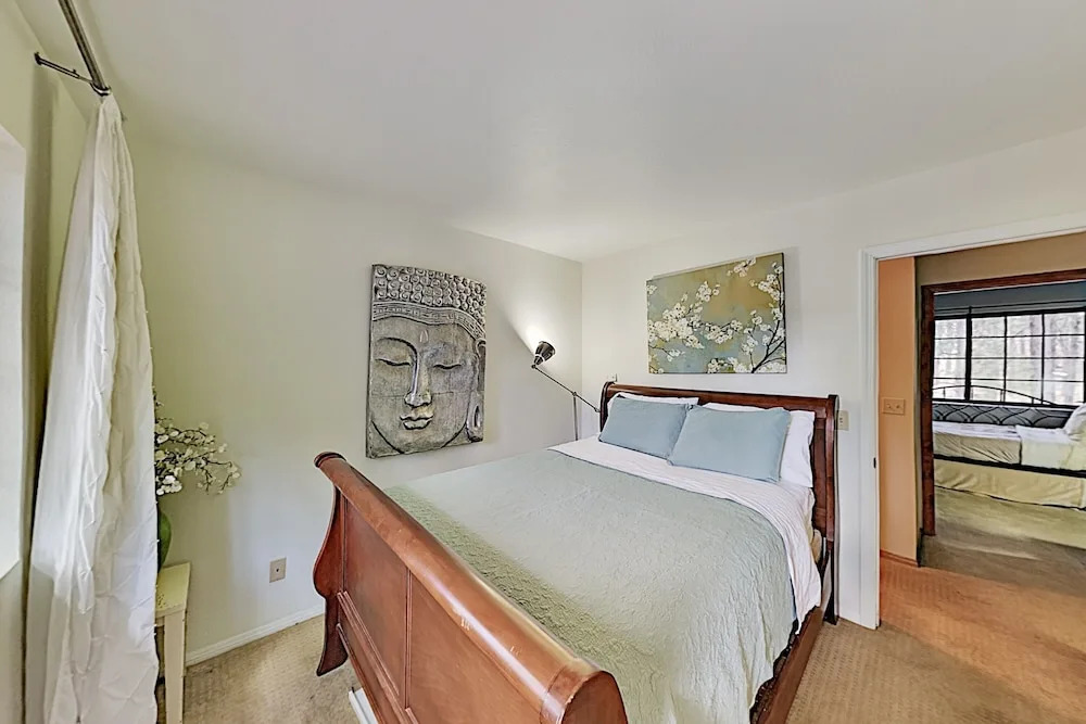 Lavish W/ Hot Tub, Game Room - Near Skiing 4 Bedroom Home