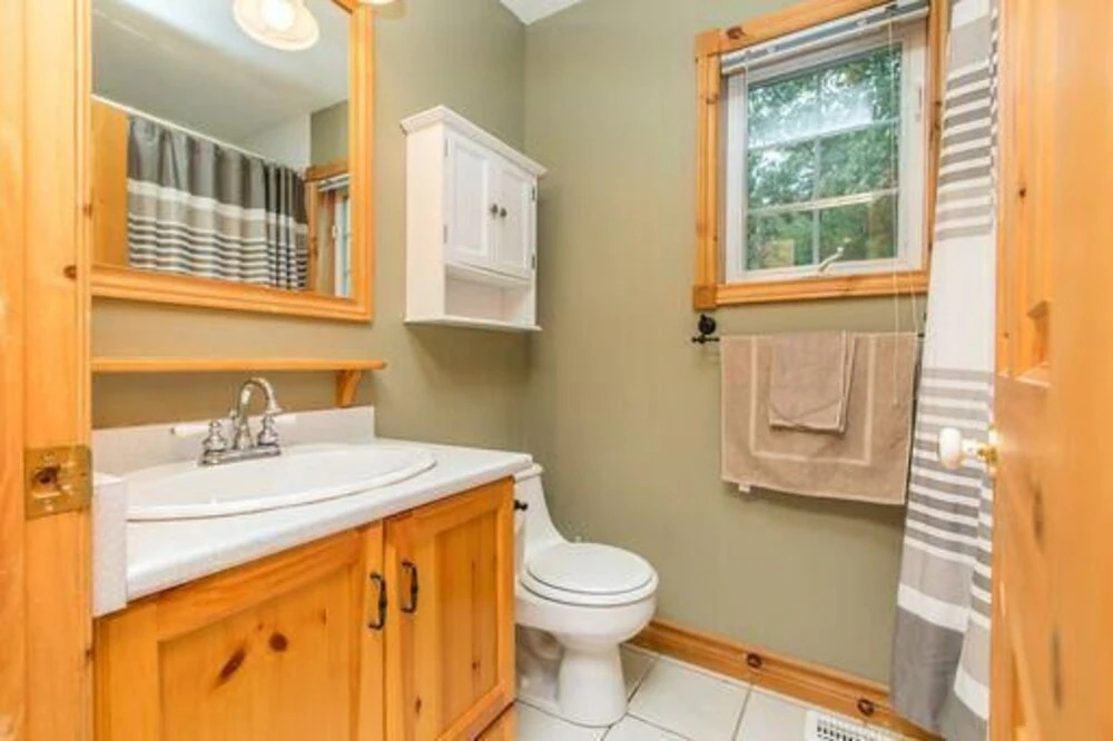 Vantage Point~Lovely 4 bed, 2.5 bath with fabulous views of Lake of Bays!