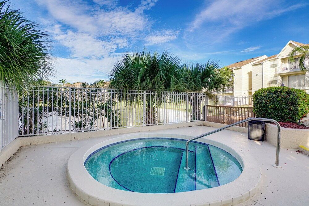 Walk to Beach: 1st-floor Unit w/ Pool in Melbourne