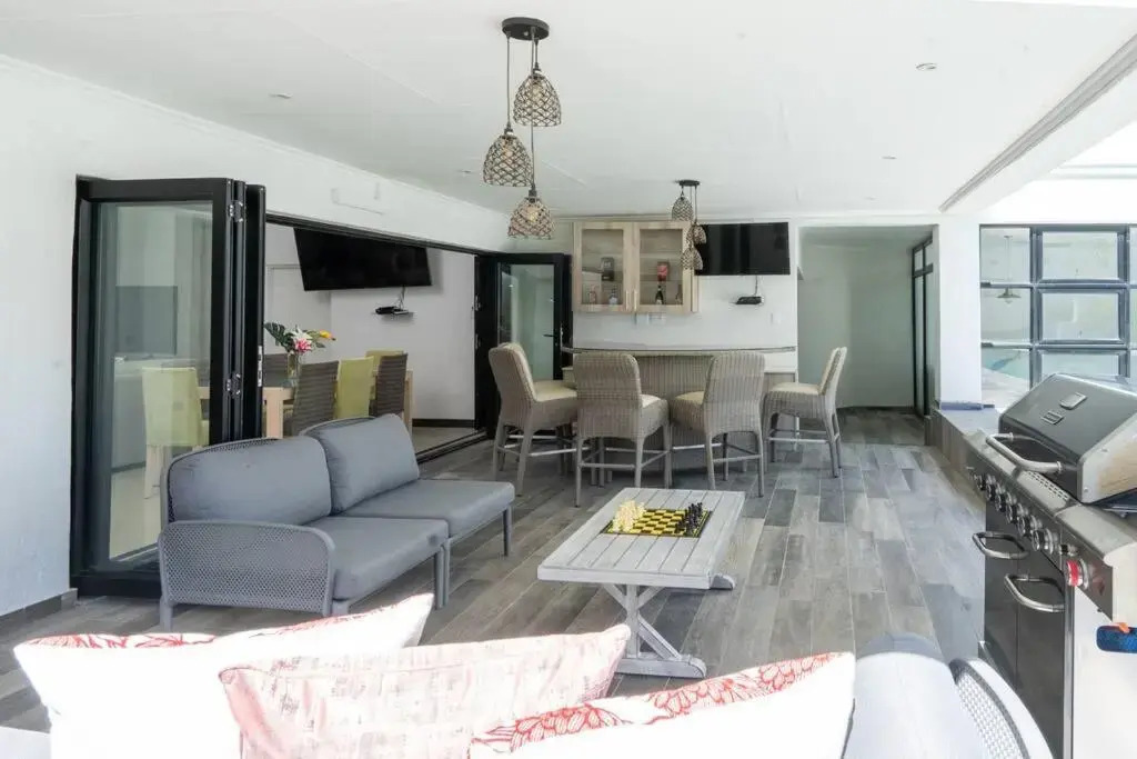 Private Modern 10 bdrm Home tucked away in Sandton