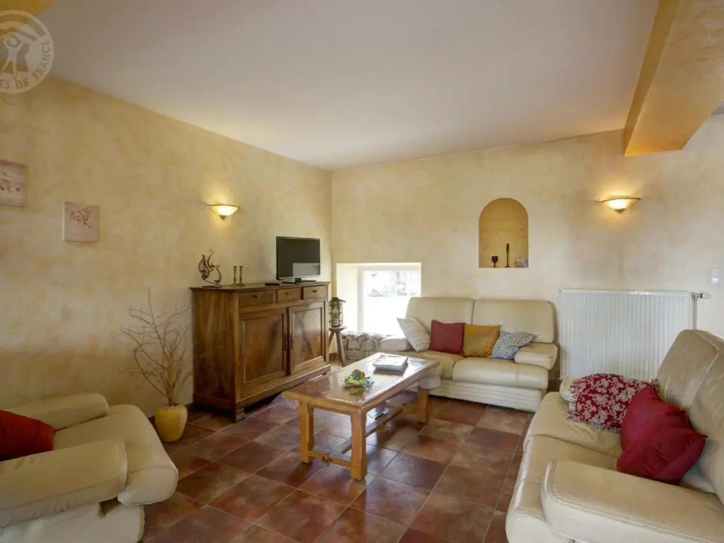 Maison spacieuse avec piscine chauffée, 4 chambres à Chalain-le-Comtal - FR-1-496-48