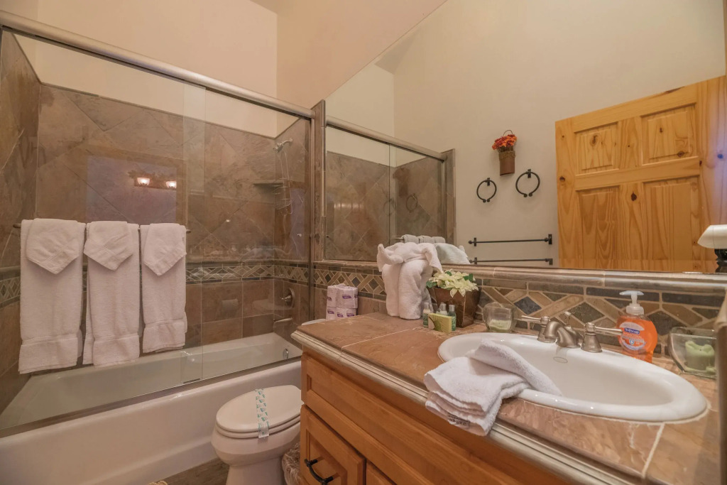 Bearfoot Bungalow - Premium and spacious home close to the National Forest and The Village