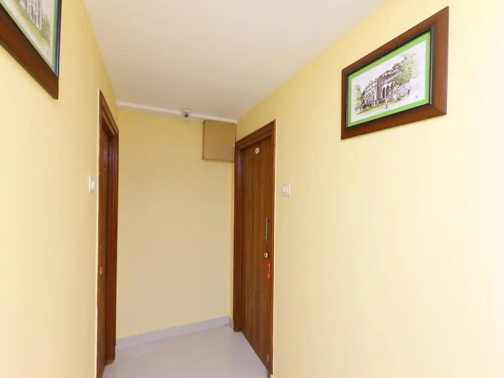 OYO 12765 Hotel Golden Rooms