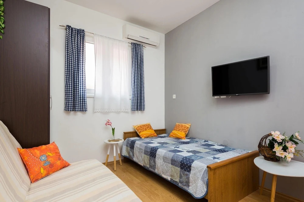 2 - Modern Apartment With Garden, 80m From Beach