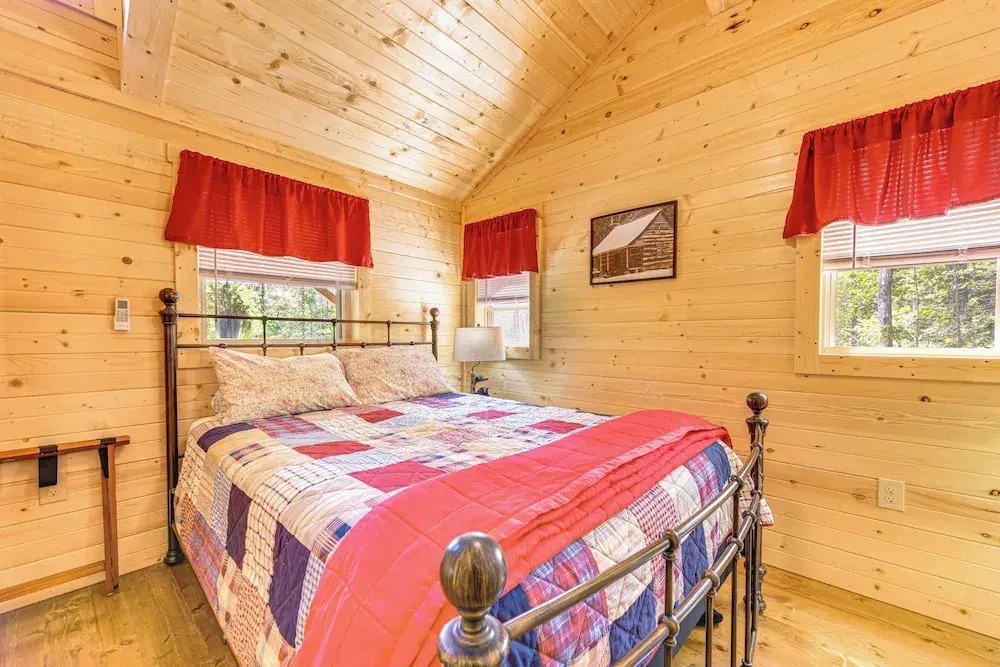 Black Bear Bungalow: Sevierville Hideaway w/ Deck!