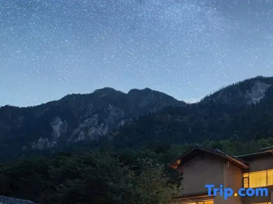 Jiuzhaigou • Zhongzha Mountain Base