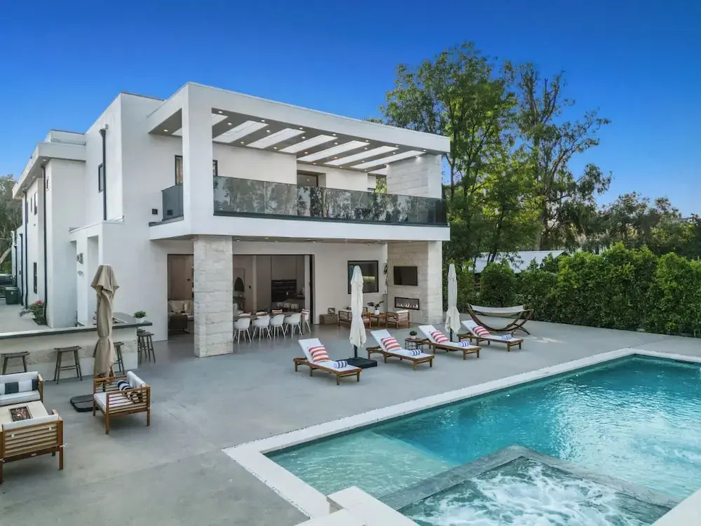 Melvin - Modern Contemporary Estate w/ Backyard + Pool & Spa