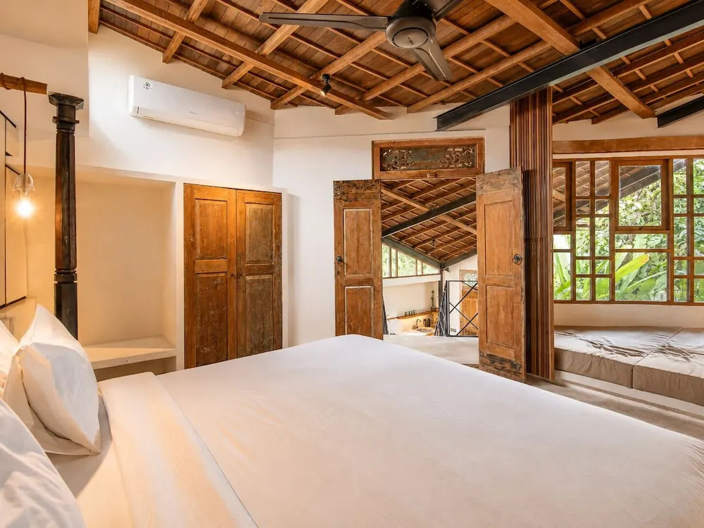 Modern 2-BR Art Deco Villa, 800m from the Beach