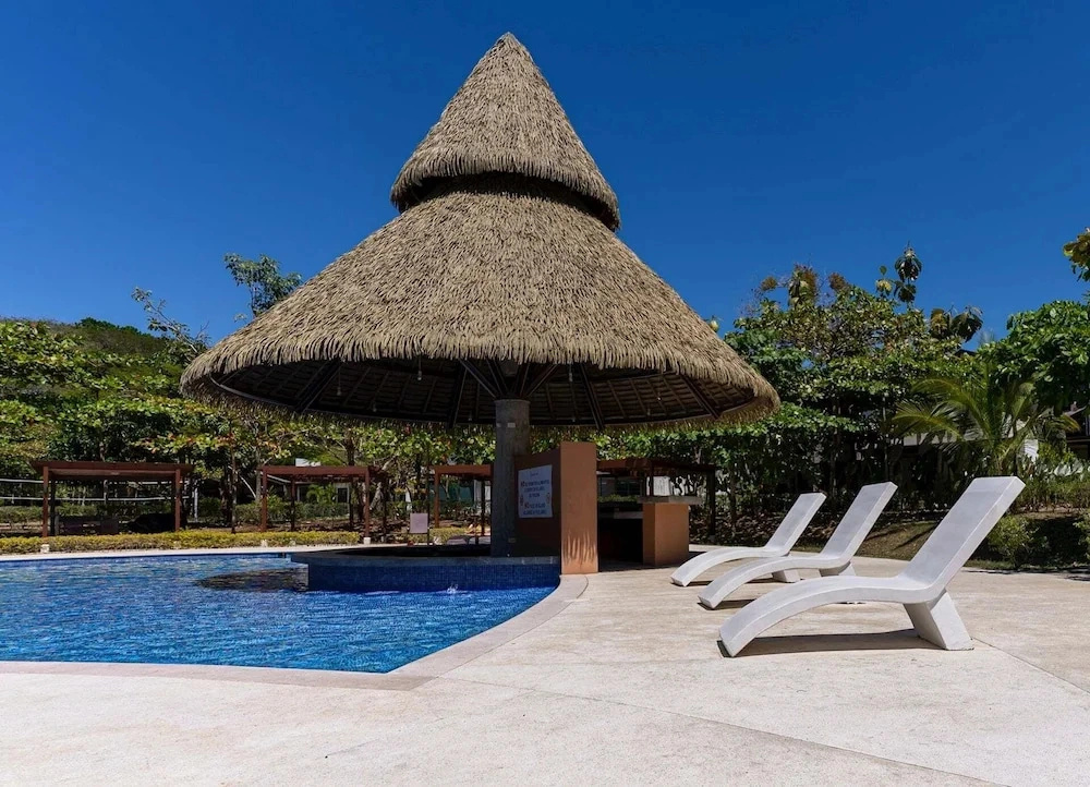 Private Pool & Tropical Style, Minutes From the Beach
