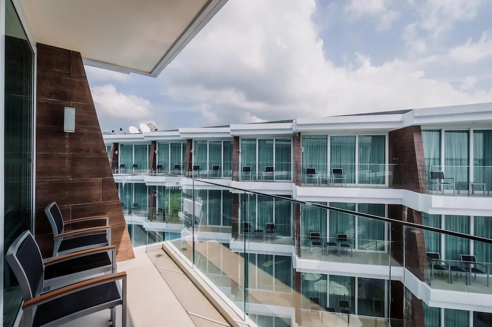 Maroon Studio at the Beachfront