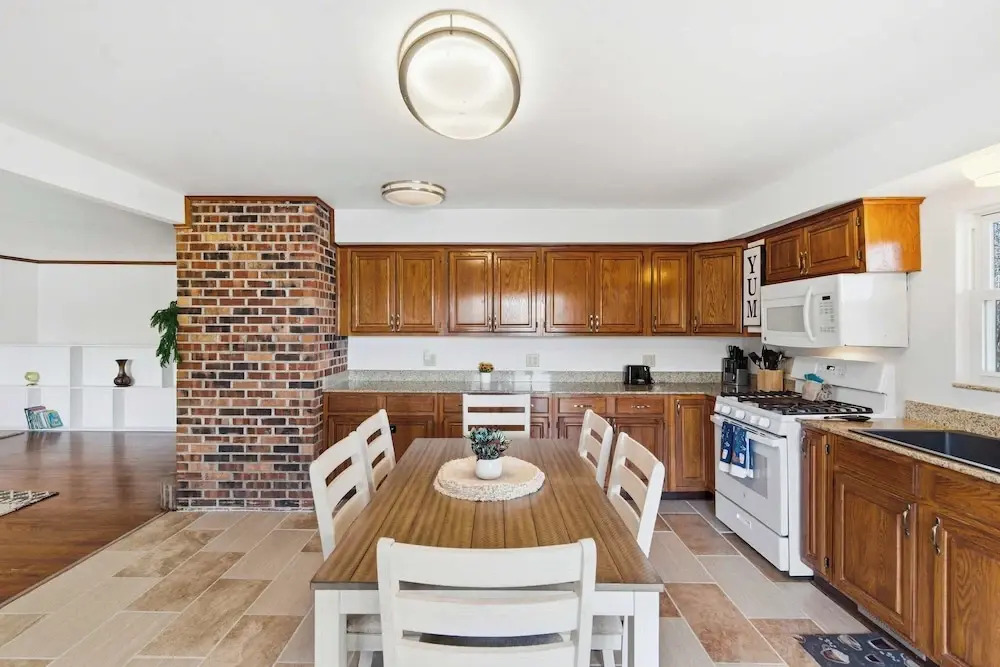 Lakeside Brick Retreat For 8