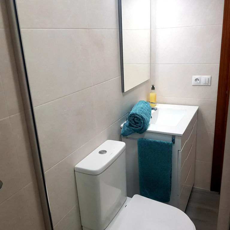Apartamento nuevo junto a la playa, en centro Conil, con Aire Ac y WIFI